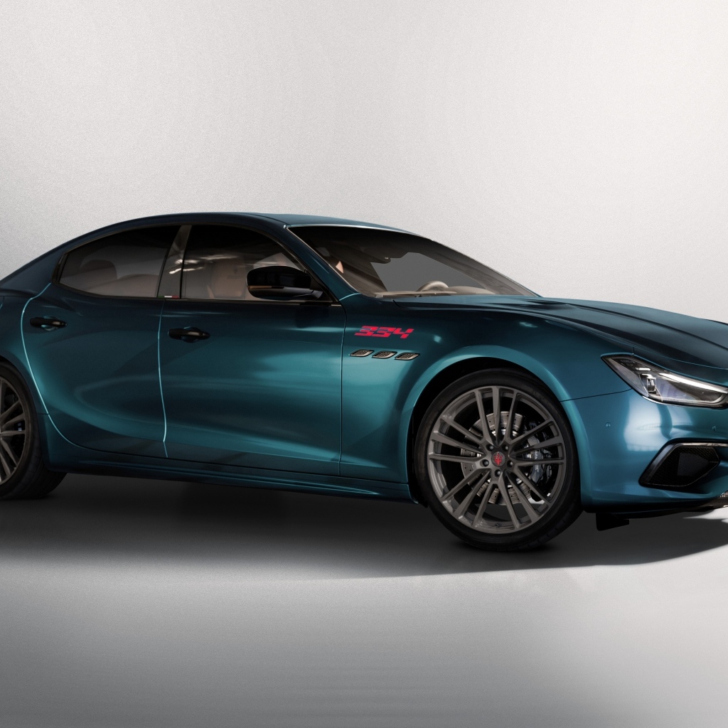 Автомобиль Maserati Ghibli 334 Ultima 2023 года на сером фоне