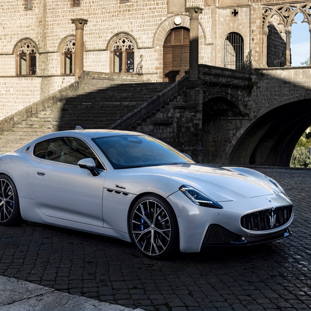 Автомобиль Maserati GranTurismo Modena 2023 года у здания