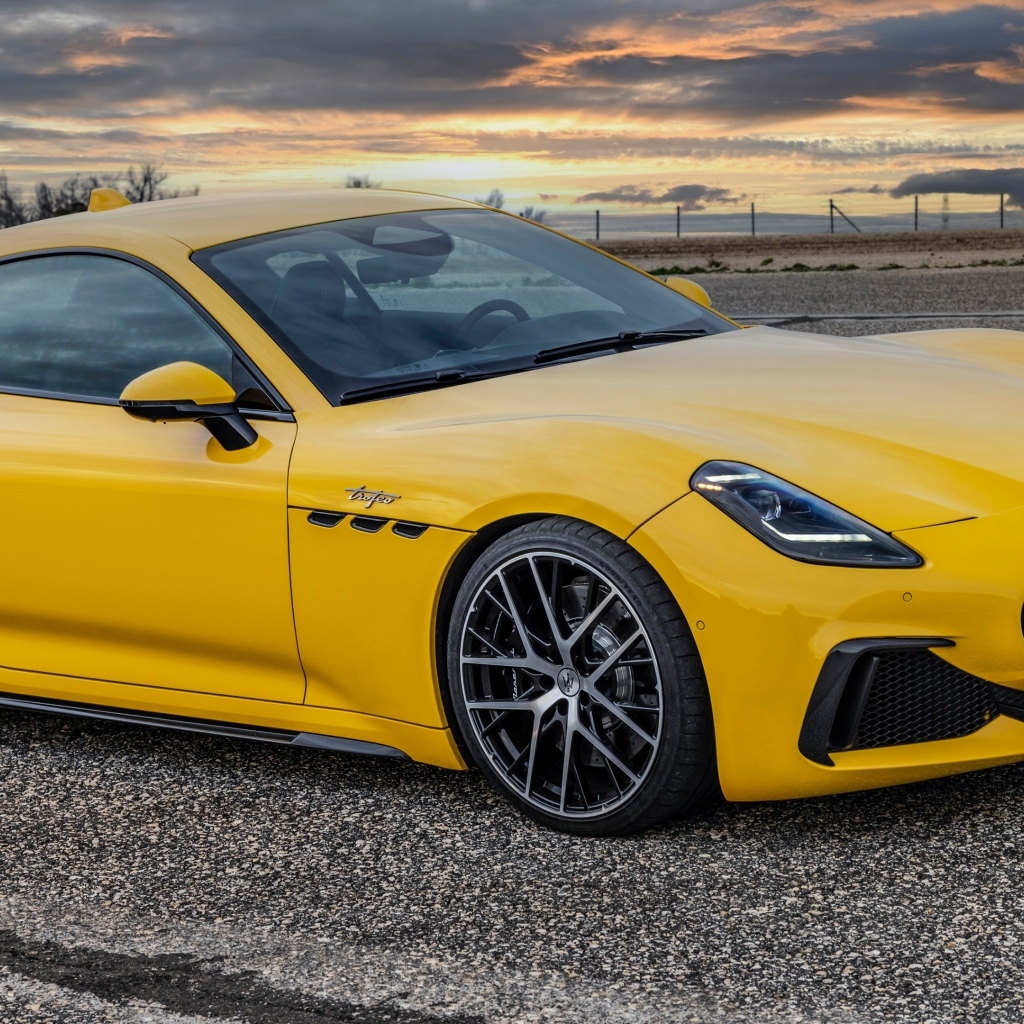 Желтый автомобиль Maserati GranTurismo Trofeo 2023 года