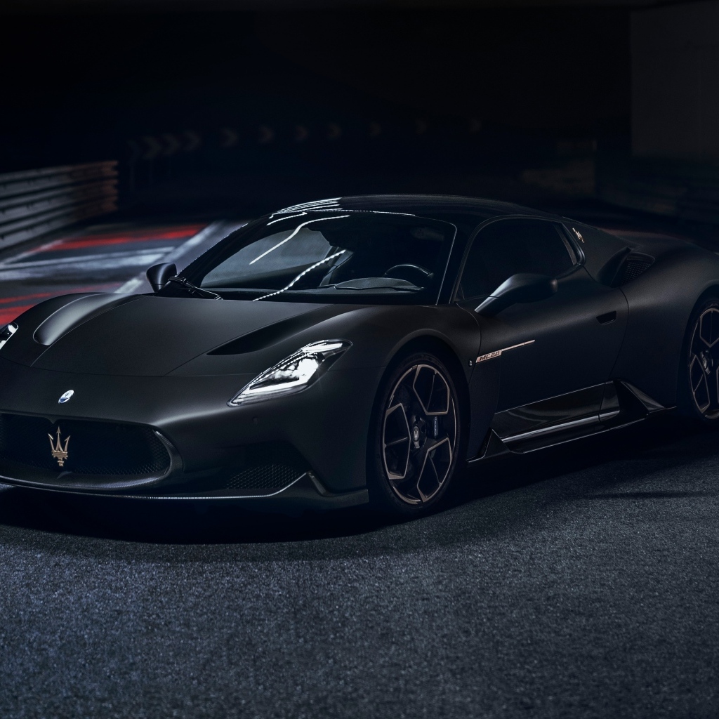 Черный автомобиль Maserati MC20