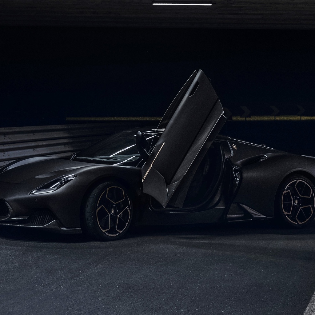 Черный автомобиль Maserati MC20  с открытыми дверями