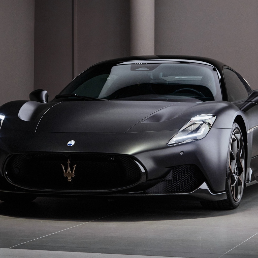 Черный автомобиль Maserati MC20 Notte Coupé 2023 года