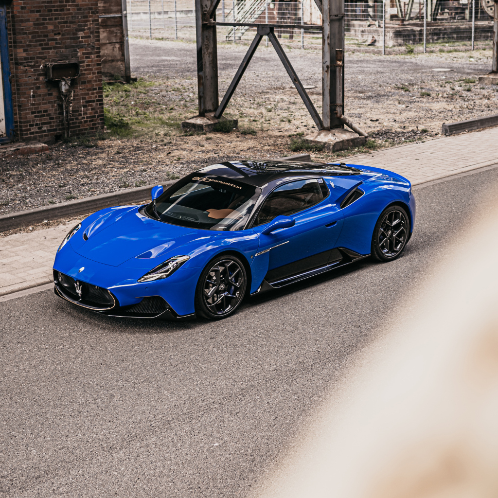 Синий автомобиль Maserati MC20 Coupé 2022 года