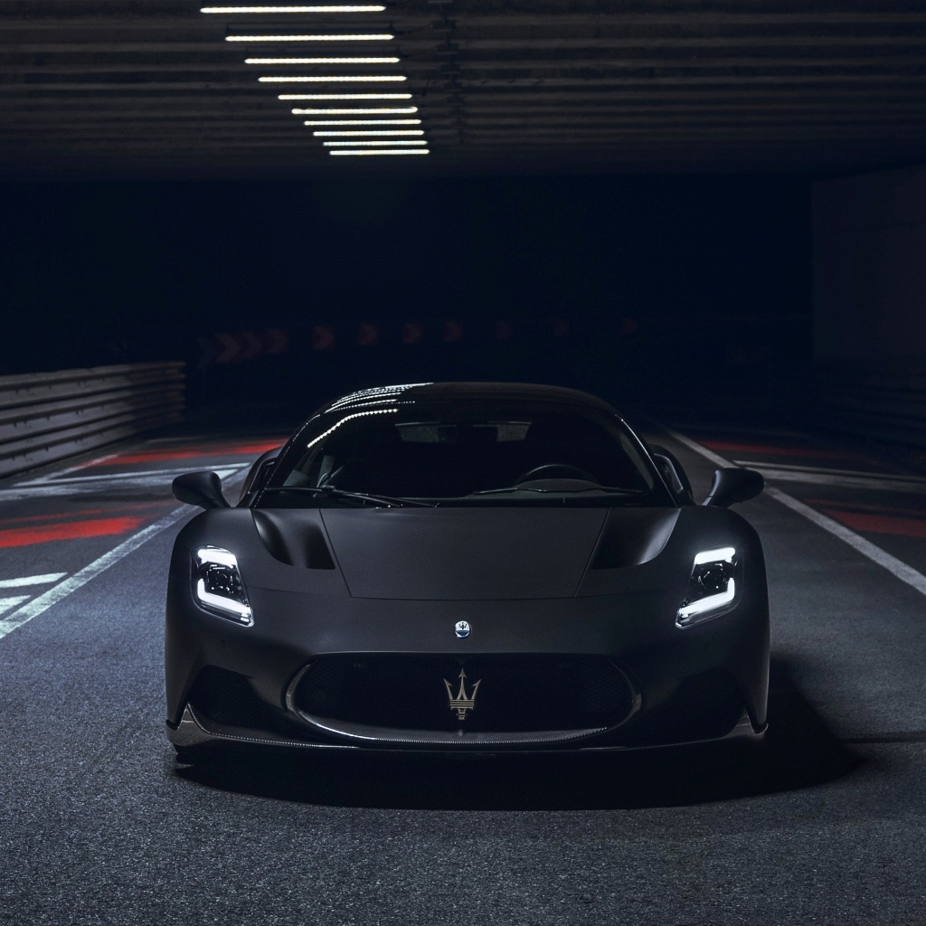 Вид спереди на автомобиль Maserati MC20 Notte Coupé 2023  года