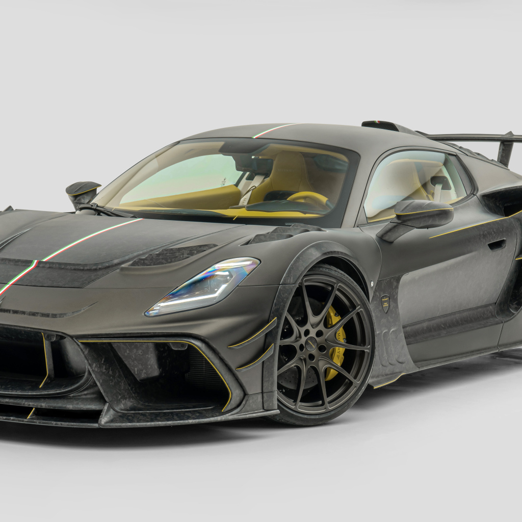 Автомобиль Mansory Maserati MC20 Coupé  на сером фоне