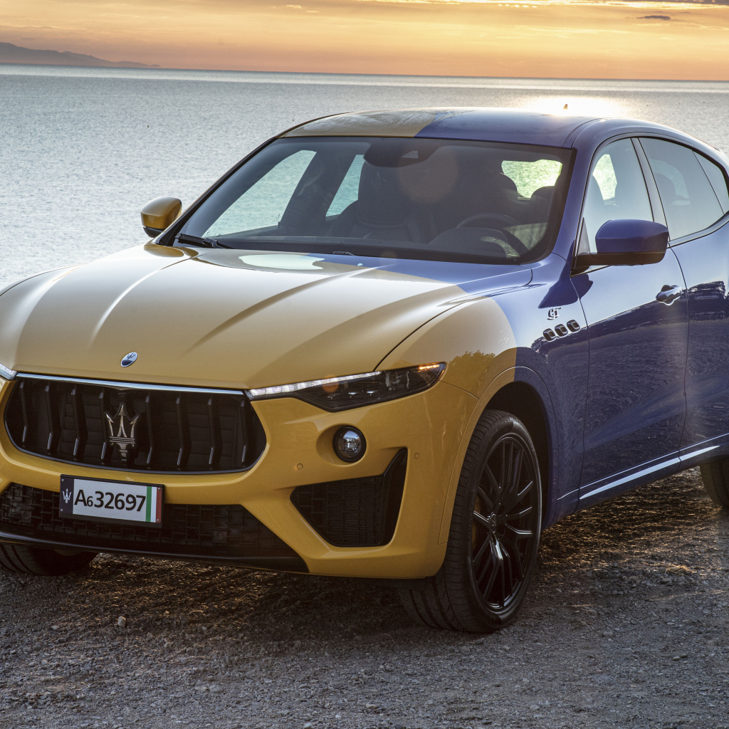 Автомобиль Maserati Levante GT Hybrid Fuoriserie 2021 у реки
