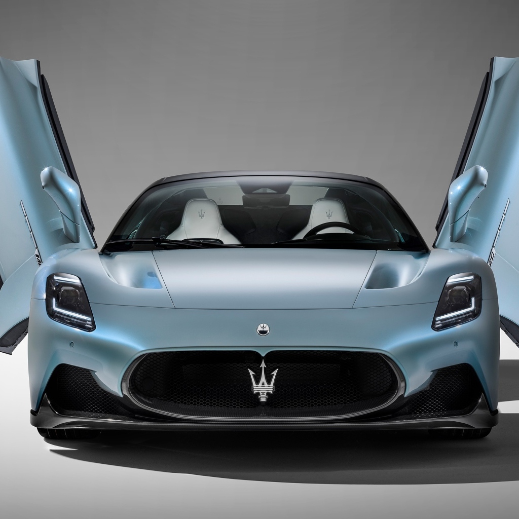 Автомобиль Maserati MC20 Cielo с открытыми дверями