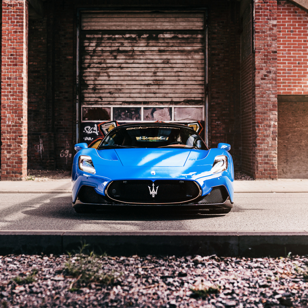 Автомобиль Maserati MC20 Coupé 2022 вид спереди