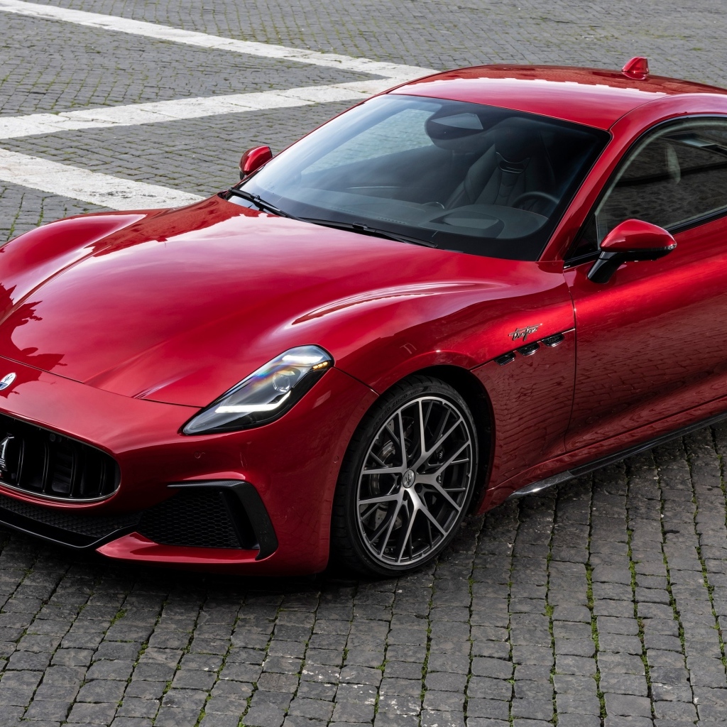 Красный Maserati GranTurismo Trofeo 2023 года