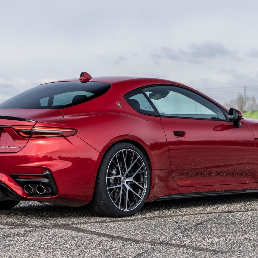 Красный Maserati GranTurismo Trofeo 2023 года вид сзади