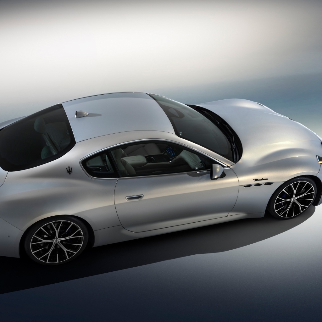 Серебристый Maserati GranTurismo Modena 2023  года