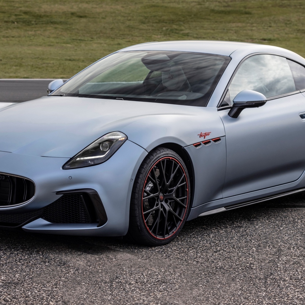 Серебристый автомобиль Maserati GranTurismo Trofeo PrimaSerie 2023 года