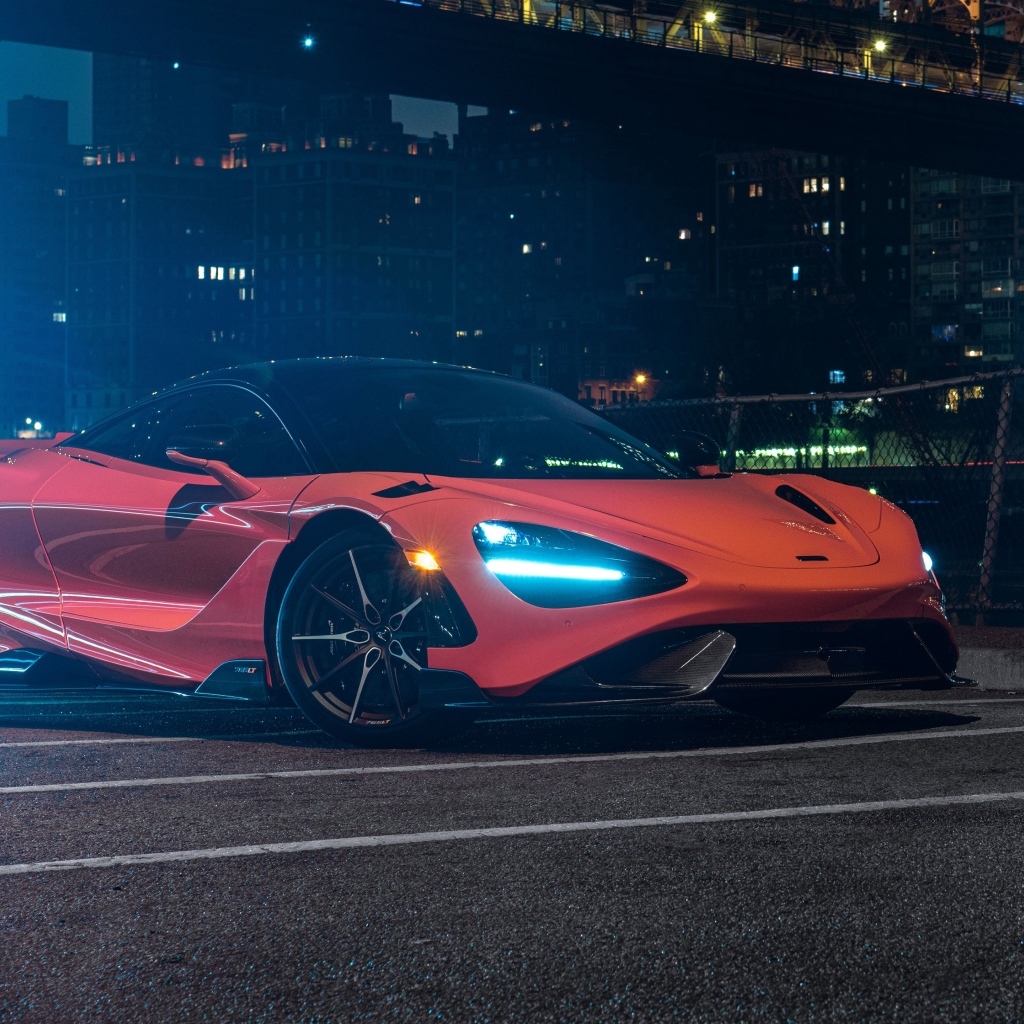 Спортивный автомобиль McLaren 765LT, 2022 года