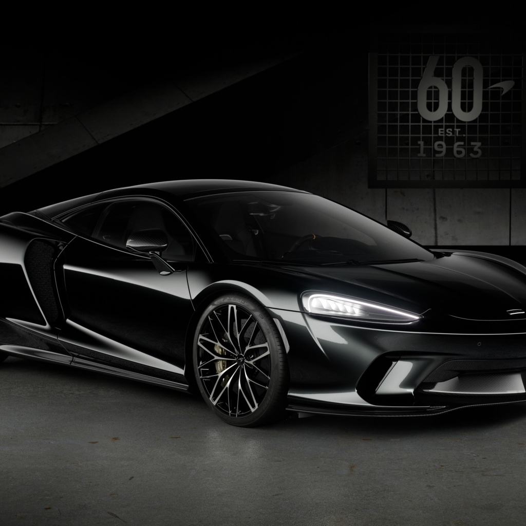 Черный автомобиль McLaren GT 60th