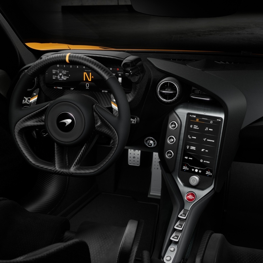 Черный салон автомобиля McLaren 750S 60th Anniversary Edition