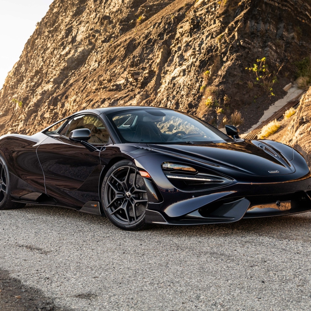 Черный спортивный автомобиль McLaren 765LT Spider у гор