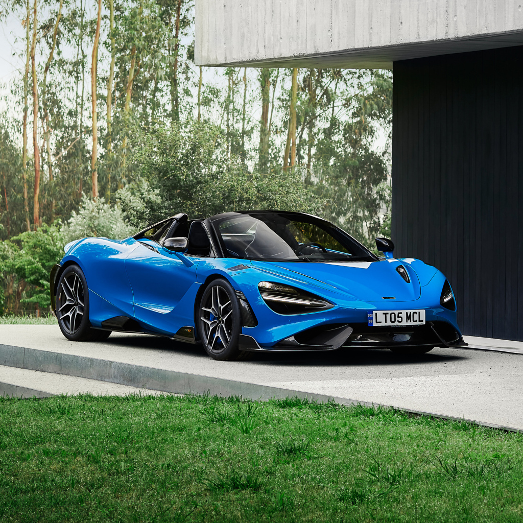 Синий McLaren 765LT Spider 2022 года у дома 