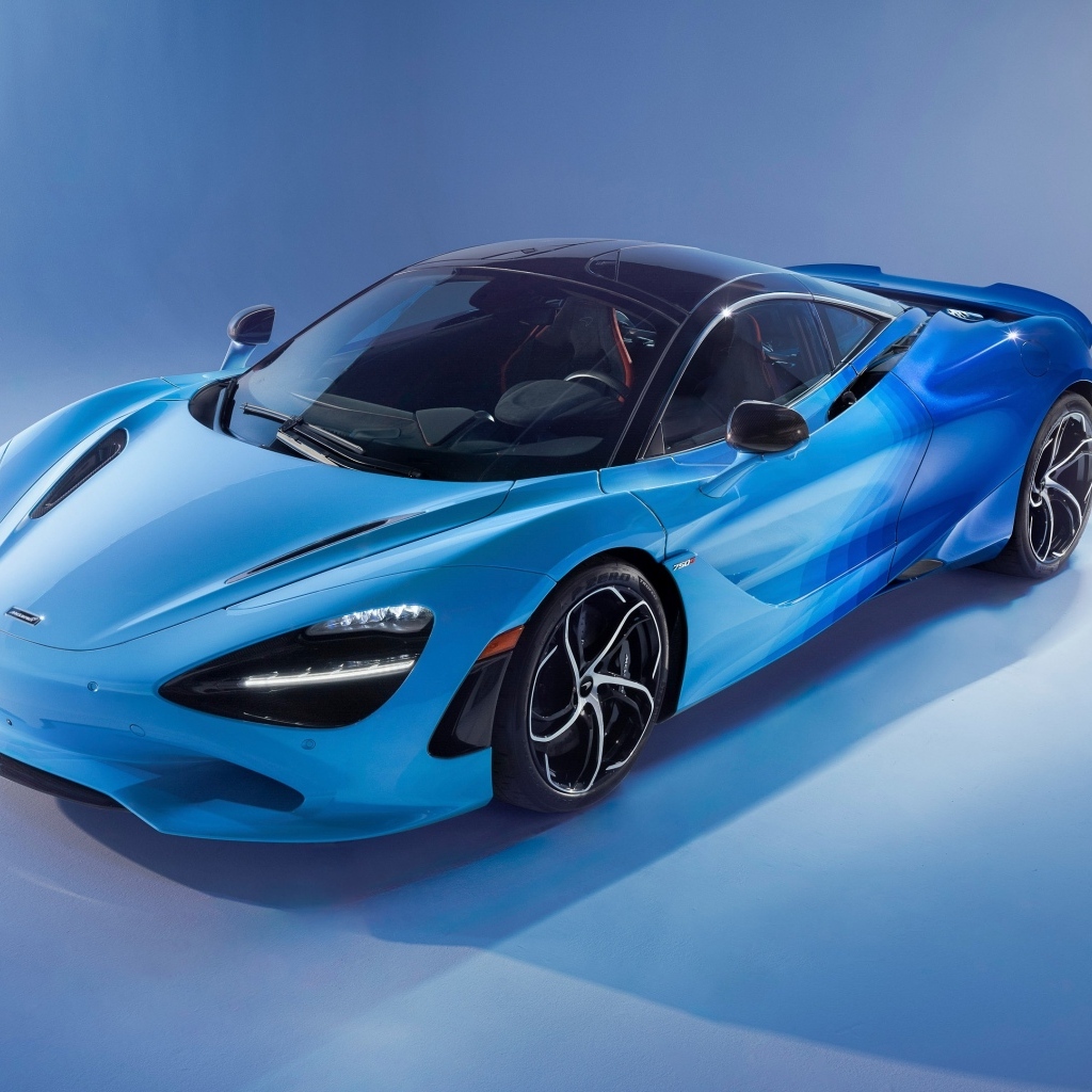 Синий спортивный автомобиль McLaren MSO 750S