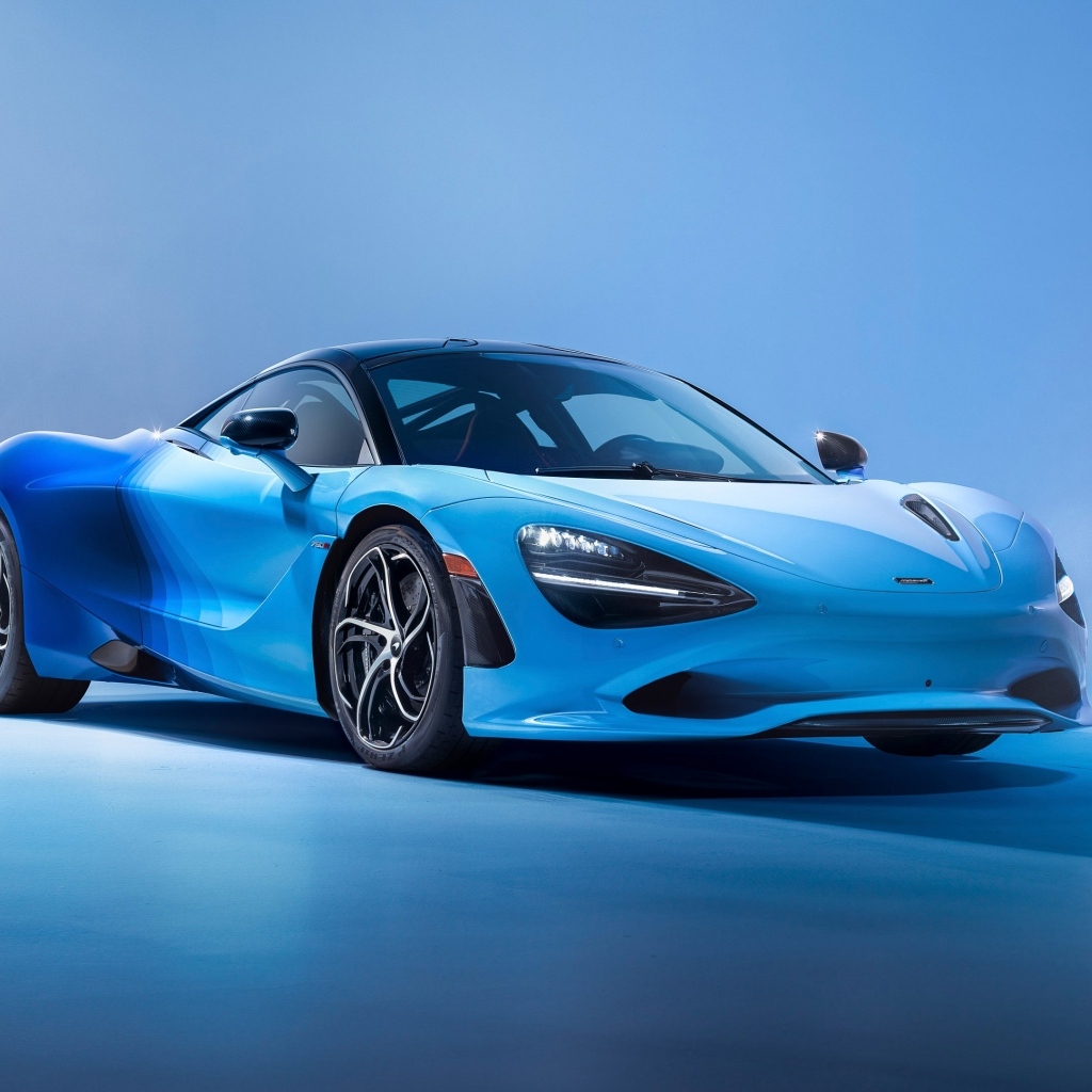 Синий автомобиль McLaren MSO 750S