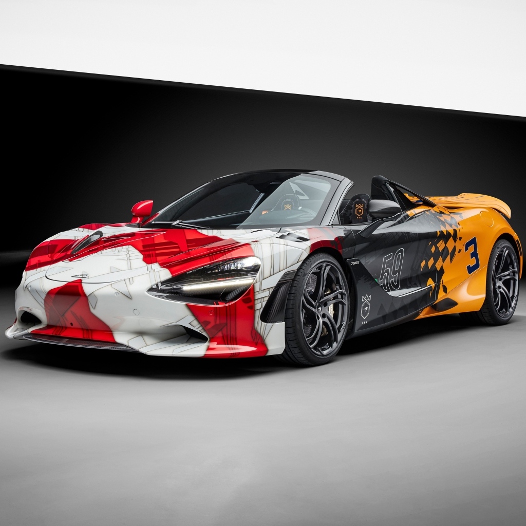Яркий автомобиль McLaren 750S в здании