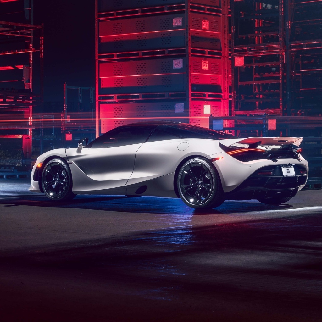Автомобиль McLaren 720S  вид сзади