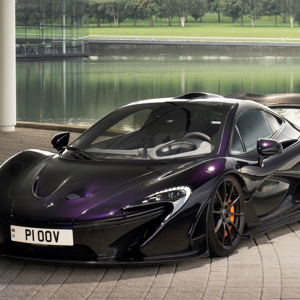 Быстрый автомобиль McLaren P1 у воды