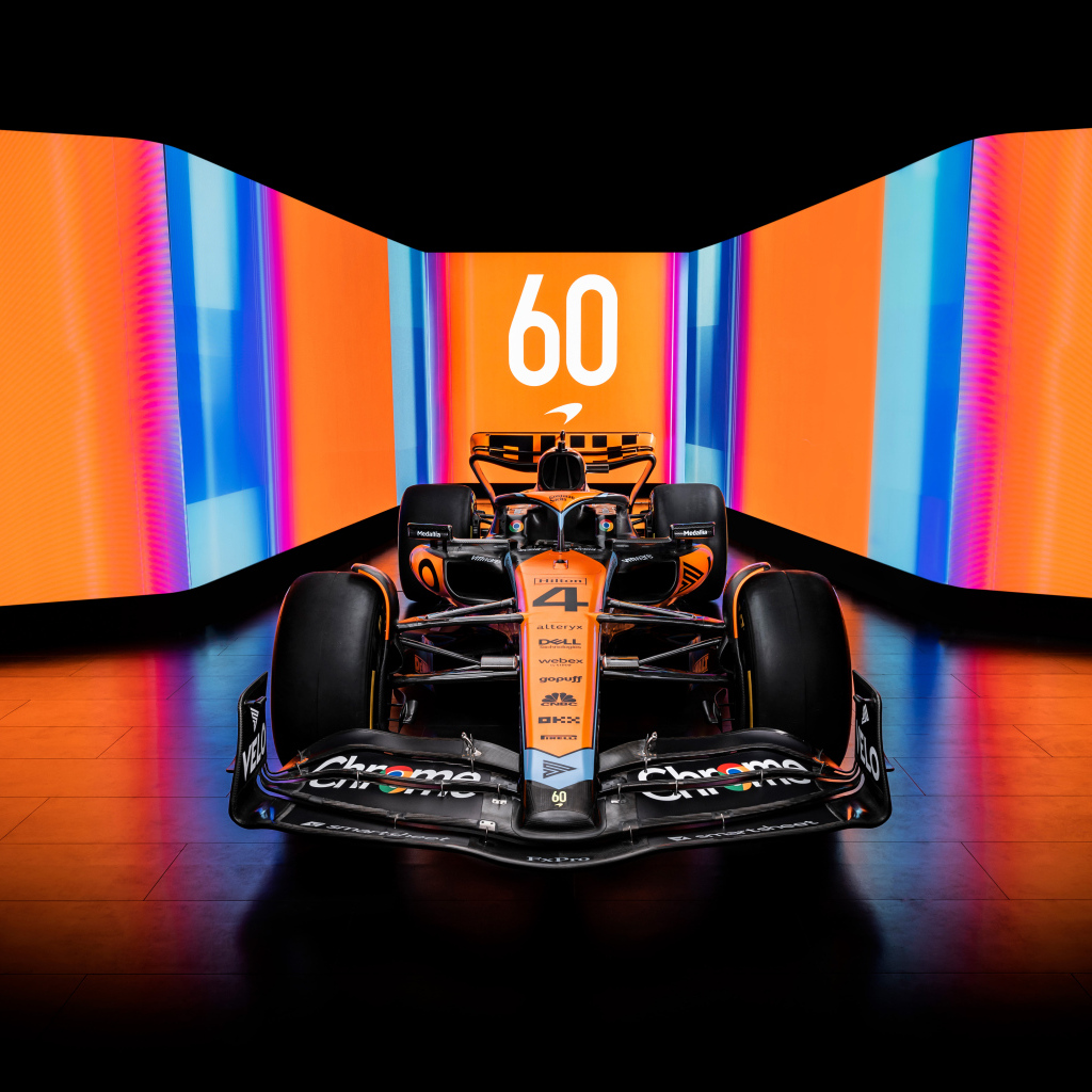 Спортивный автомобиль формулы 1 McLaren MCL60
