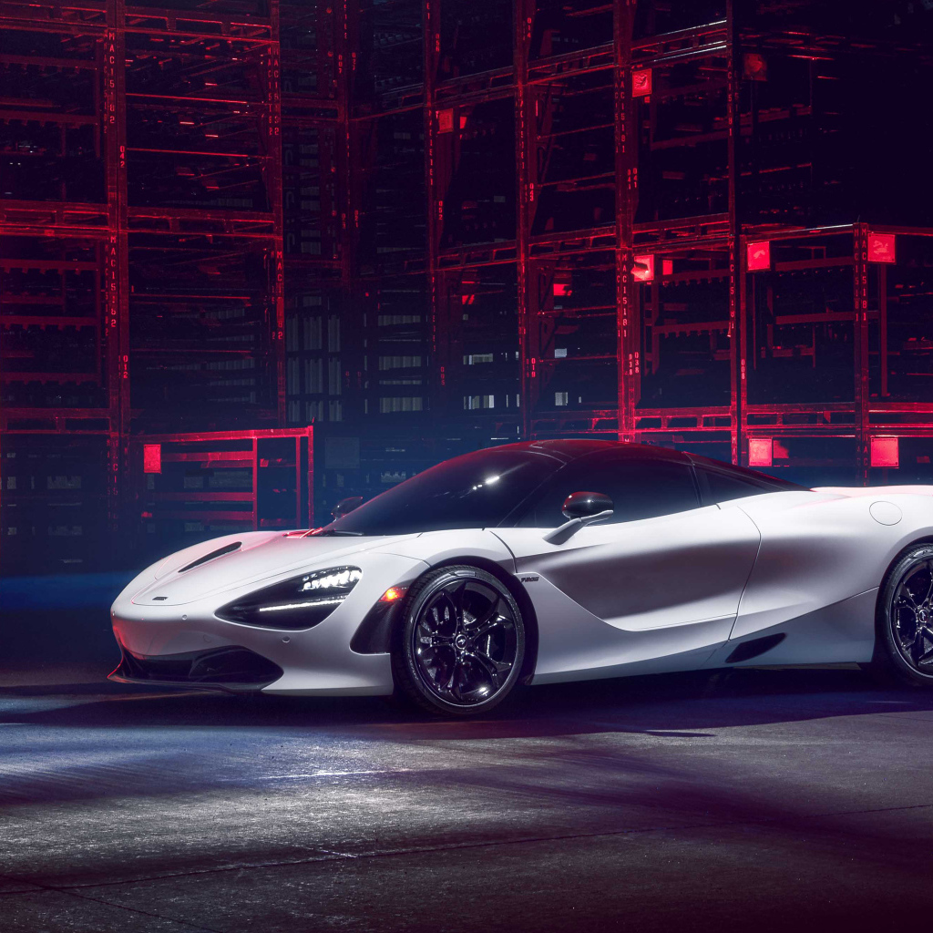 Автомобиль McLaren 720S в здании
