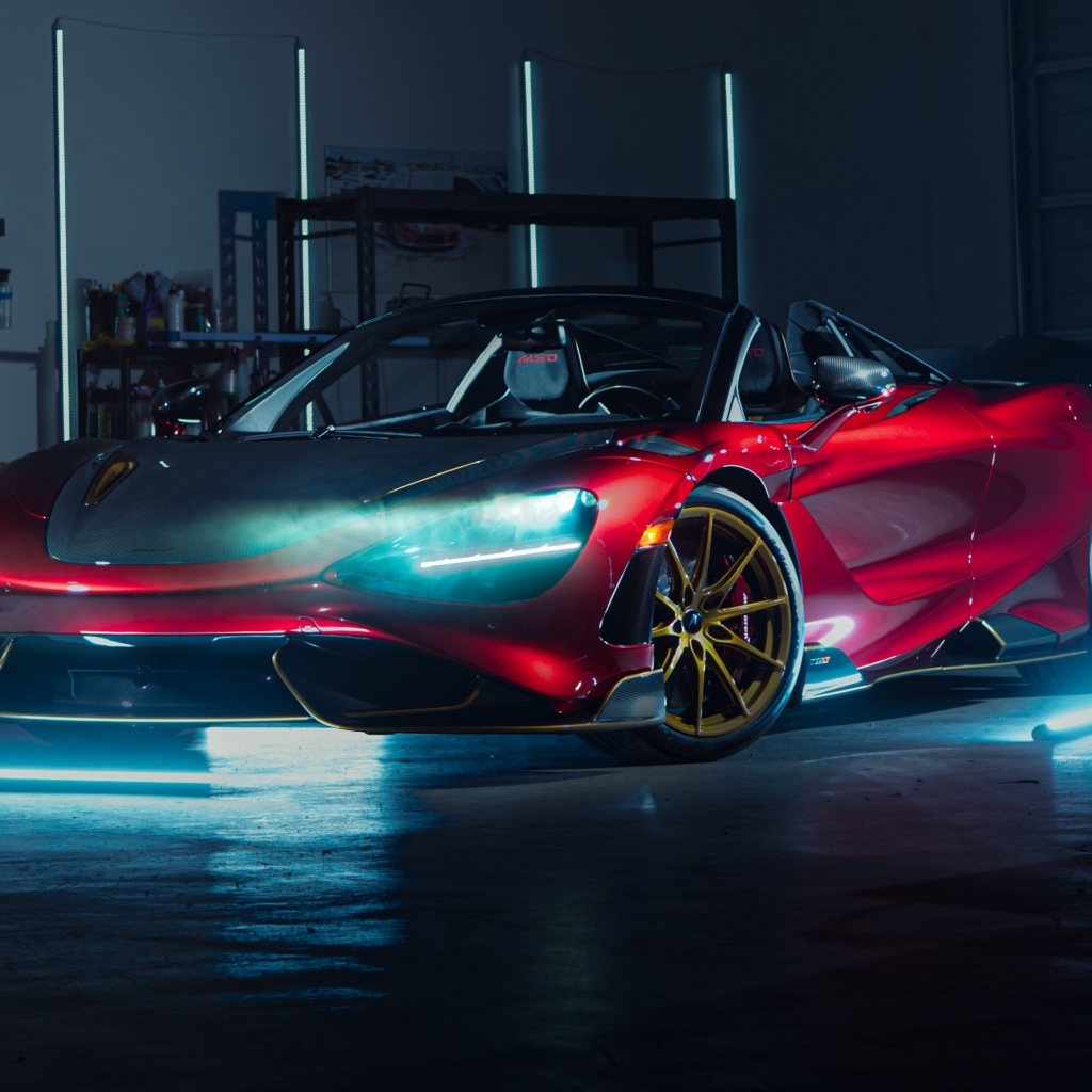 Спорткар McLaren 765LT Spider с включенными фарами