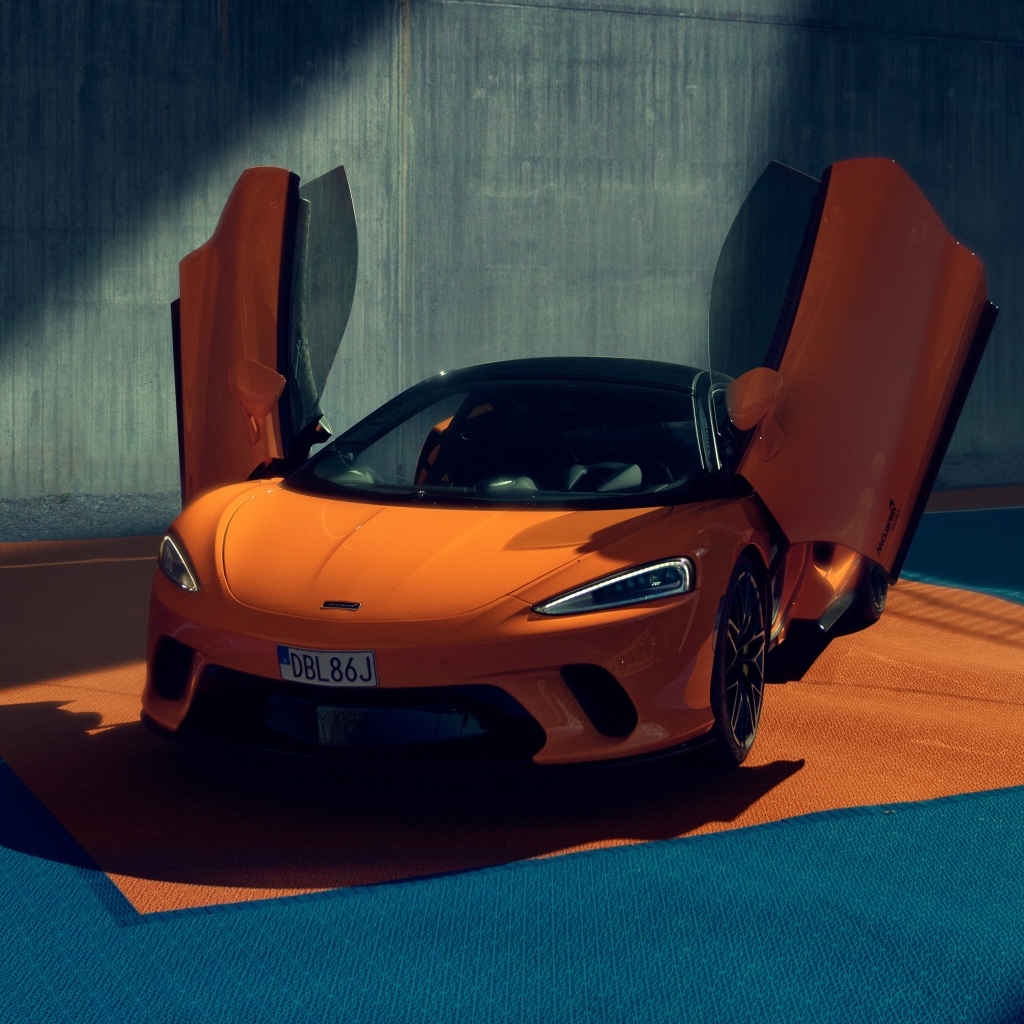 Спорткар McLaren GT с открытыми дверями
