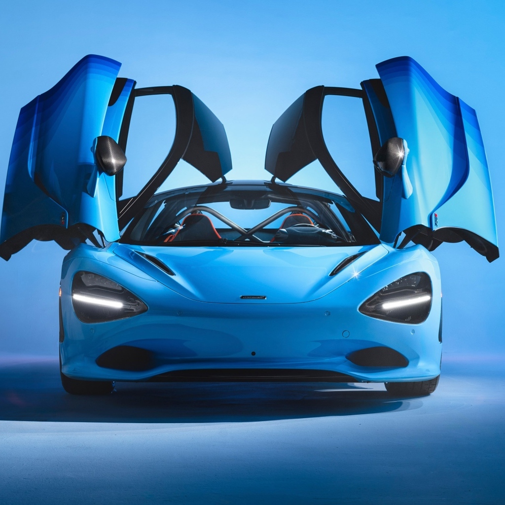 Автомобиль McLaren MSO 750S с открытыми дверями