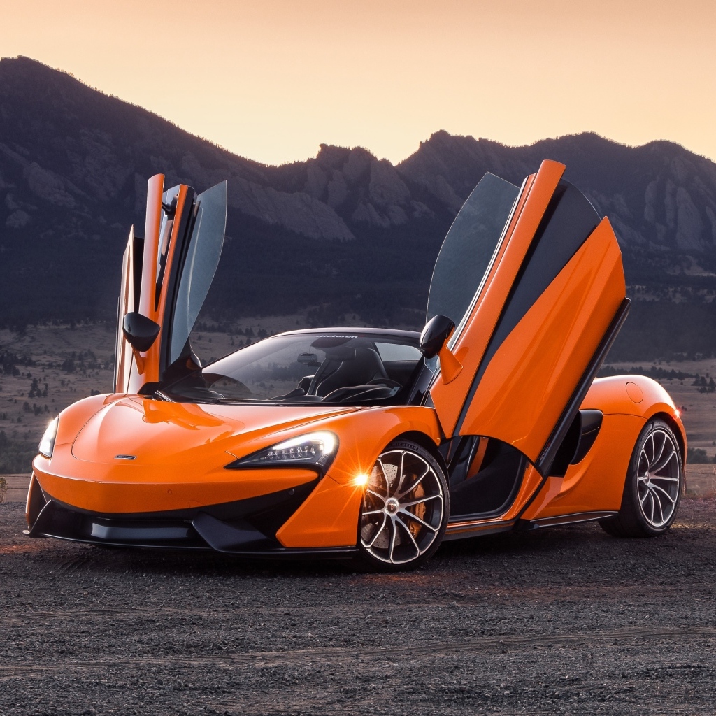 Оранжевый McLaren 570S Spider с открытыми дверями