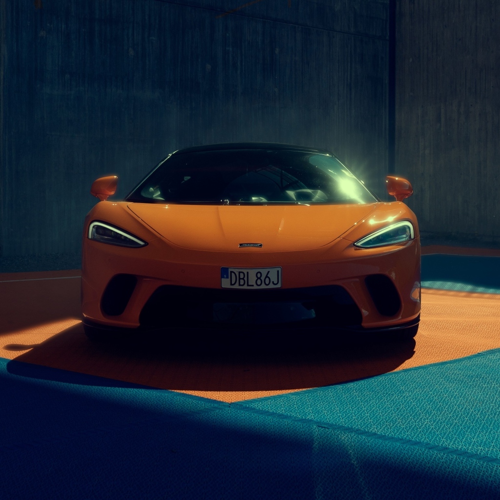Оранжевый автомобиль McLaren GT вид спереди