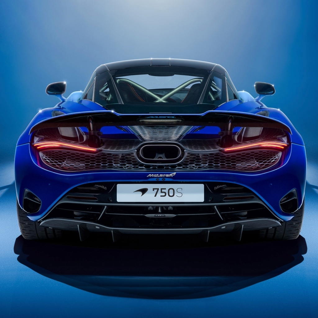 Вид сзади на синий автомобиль McLaren MSO 750S