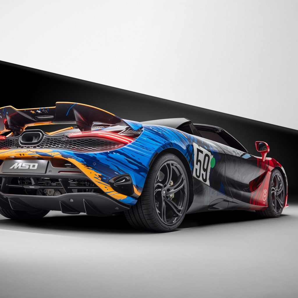 Вид сзади на автомобиль McLaren 750S