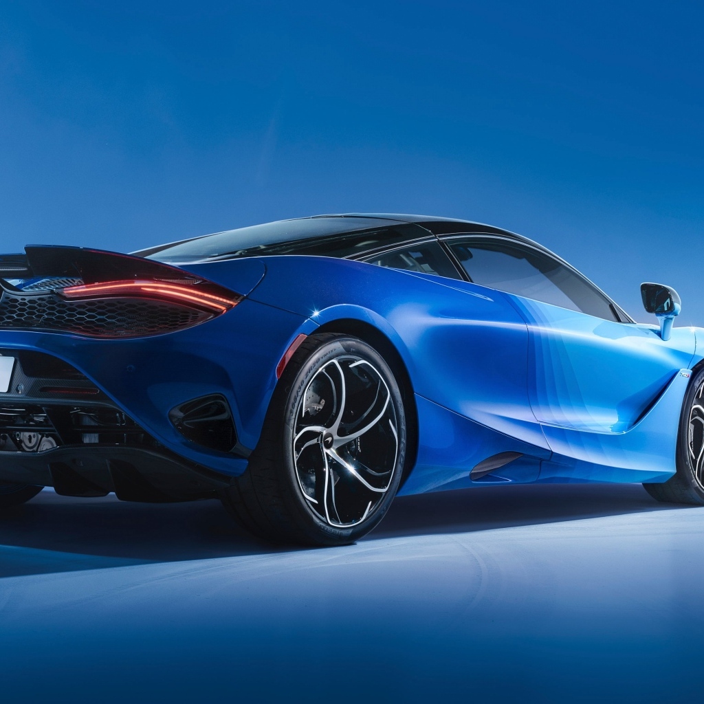 Вид сзади на автомобиль McLaren MSO 750S