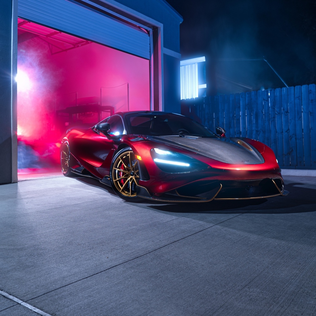 Красный  McLaren 765LT Spider у гаража