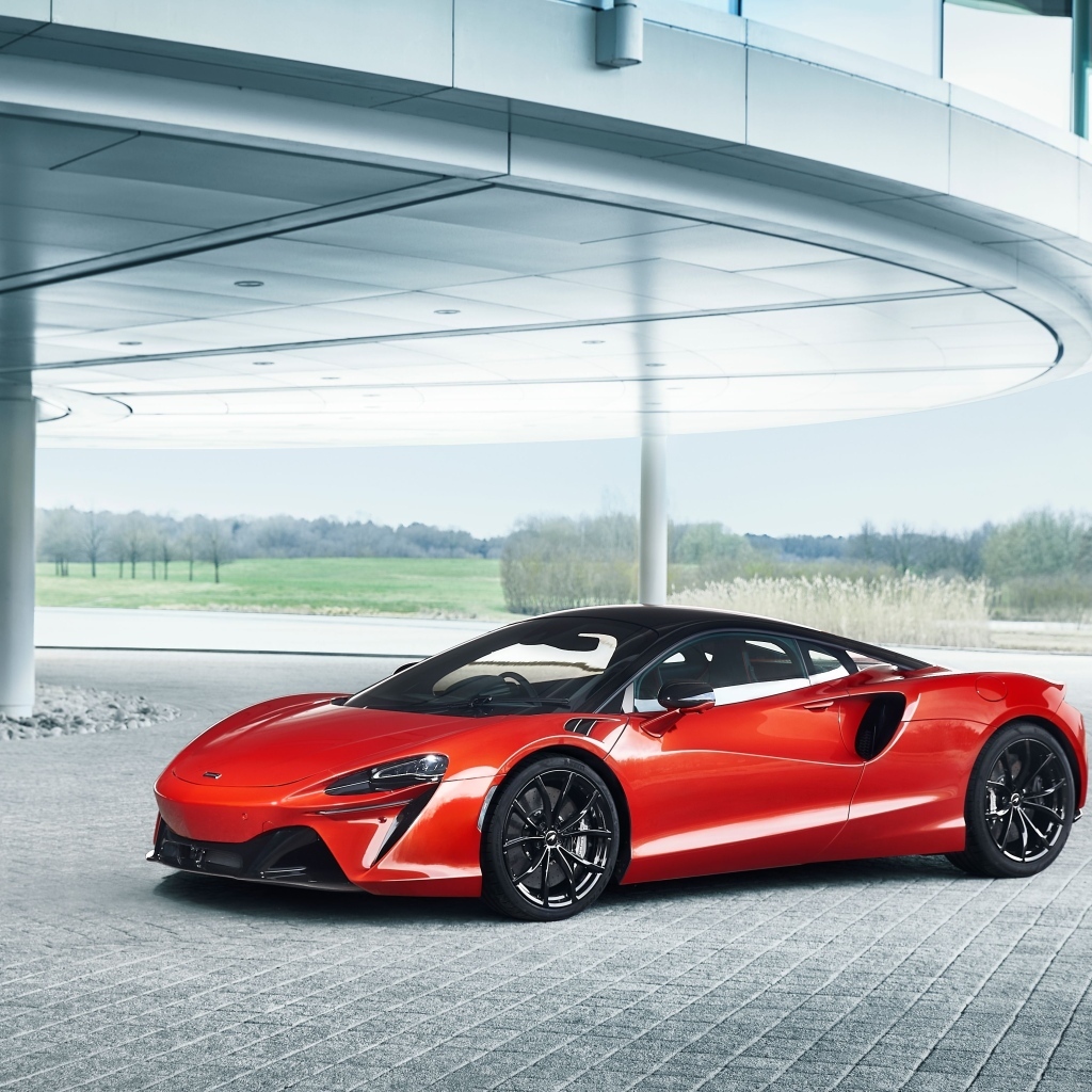 Красный спорткар McLaren ARTURA