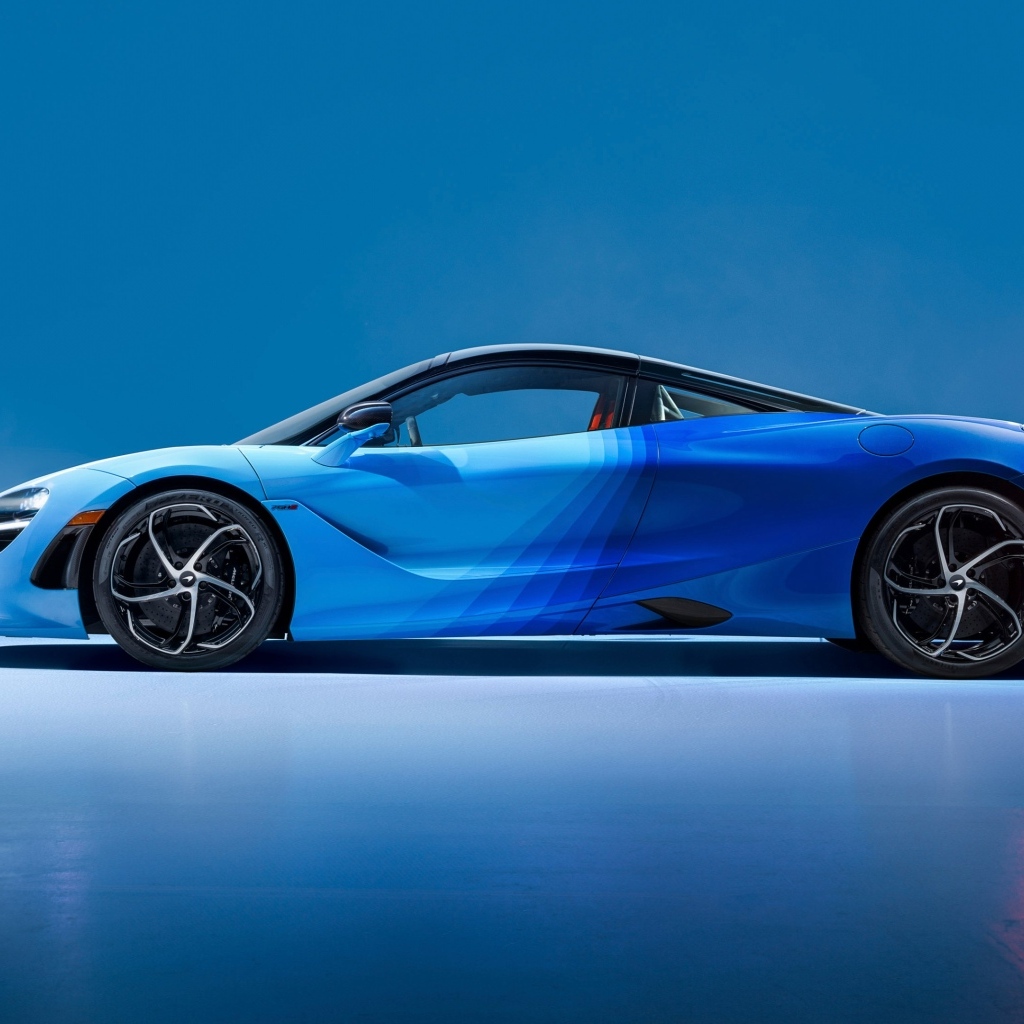 Вид сбоку на синий автомобиль McLaren MSO 750S