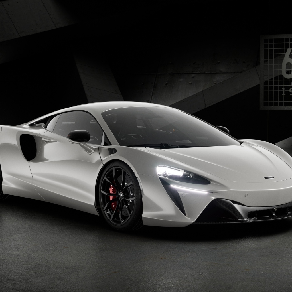 Серебристый автомобиль McLaren Artura 60th Anniversary Edition