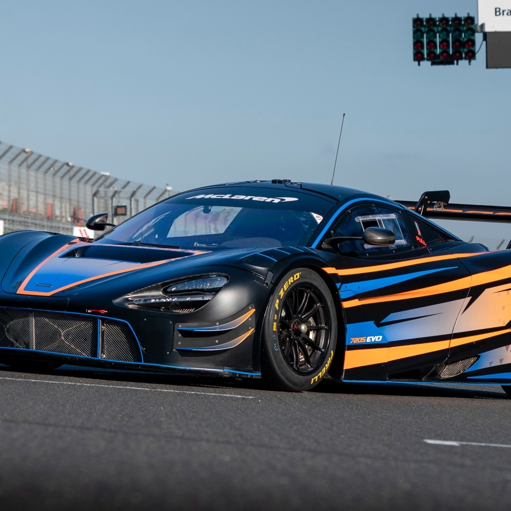 Спортивный автомобиль McLaren 720S GT3 Evo