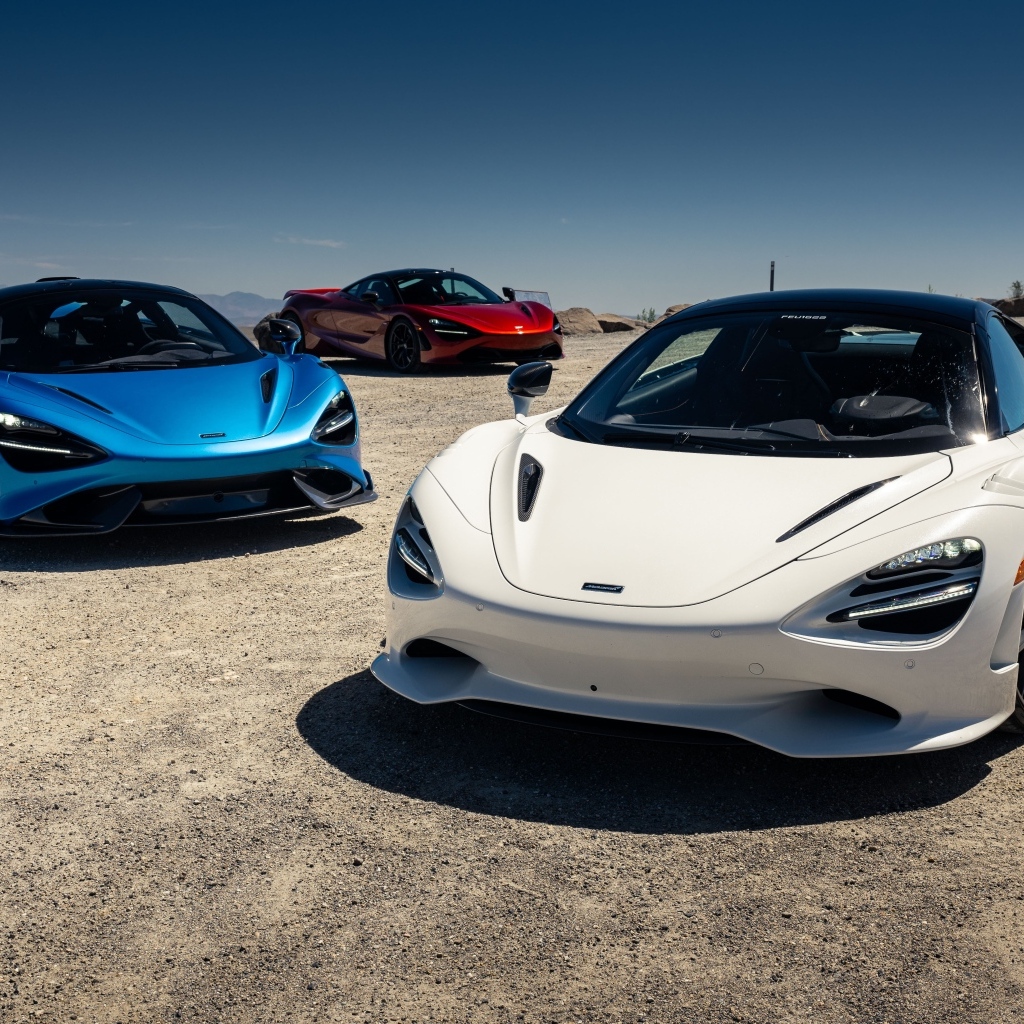 Два автомобиля McLaren 750S 2024 года