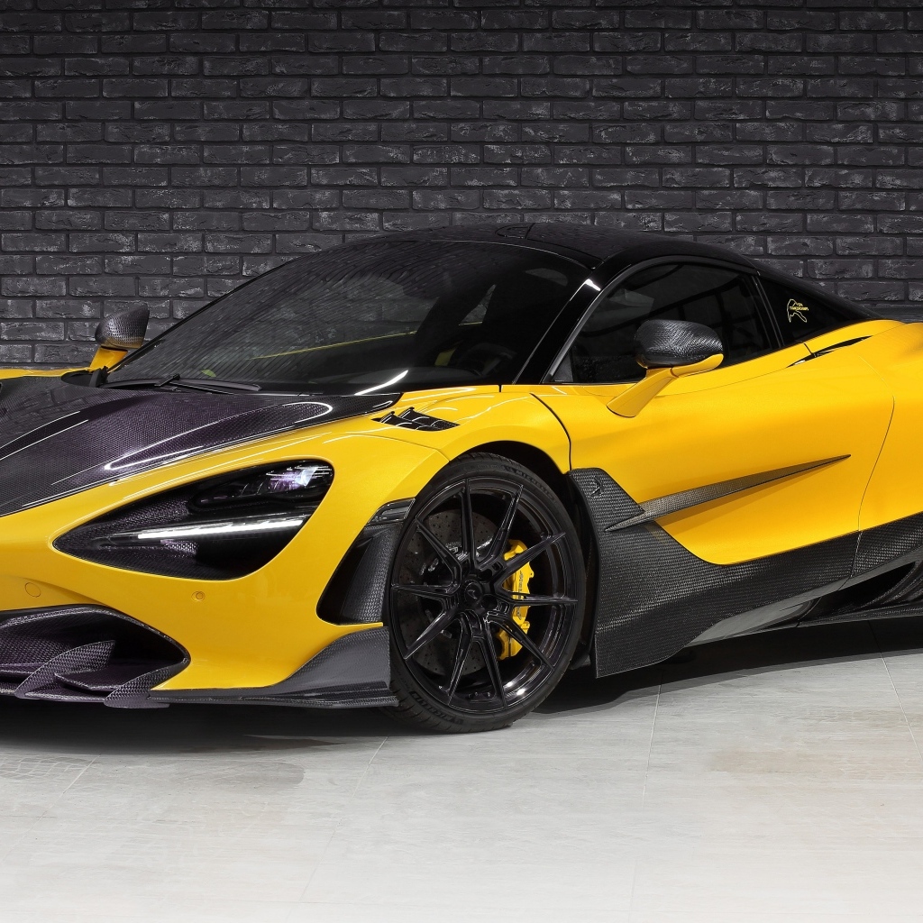 Желтый автомобиль McLaren 720S Fury