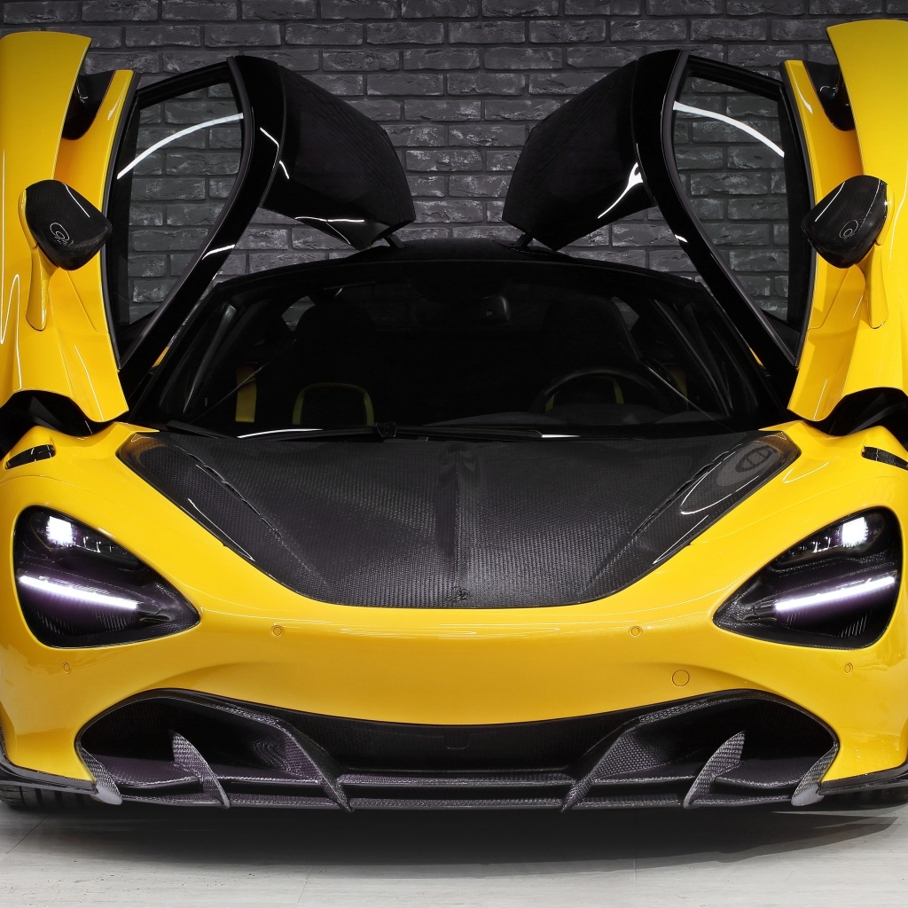 Желтый спорткар McLaren 720S Fury