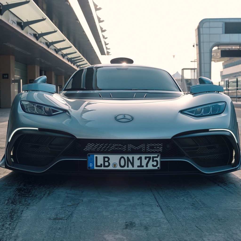 Спортивный автомобиль Mercedes-AMG ONE 2022 года