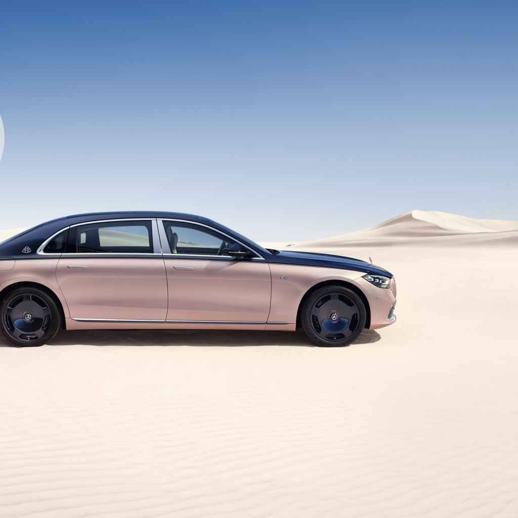 Автомобиль Mercedes-Maybach S 680 4MATIC Haute Voiture 2023 года в пустыне