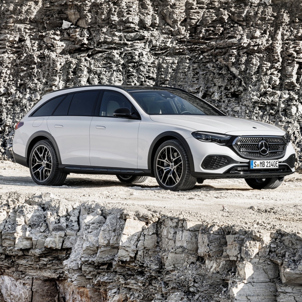 Автомобиль Mercedes-Benz E 450 4MATIC All-Terrain 2024 года в горах