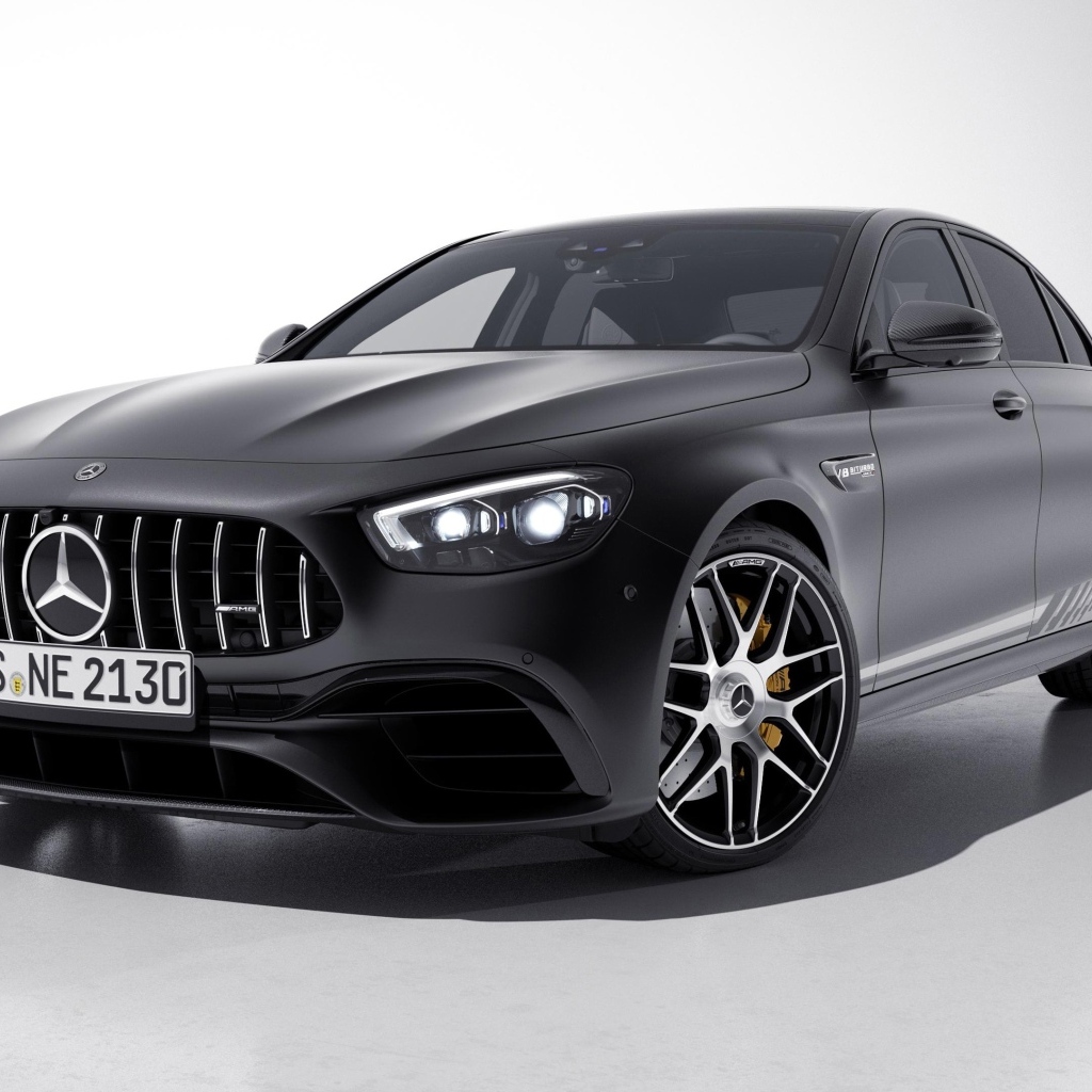 Черный автомобиль Mercedes-AMG E 63 S 4MATIC+