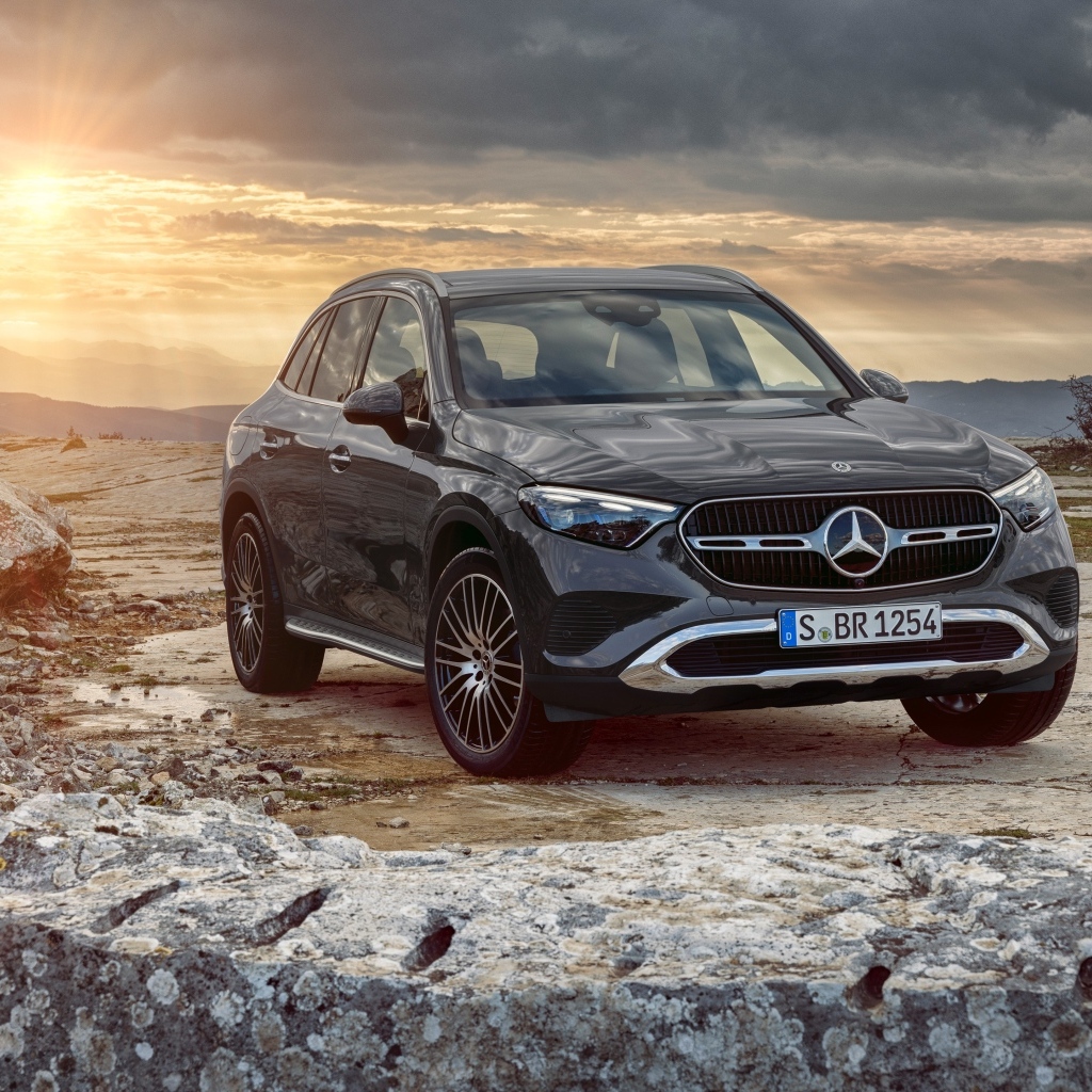 Черный внедорожник Mercedes-Benz GLC 300  на фоне заката
