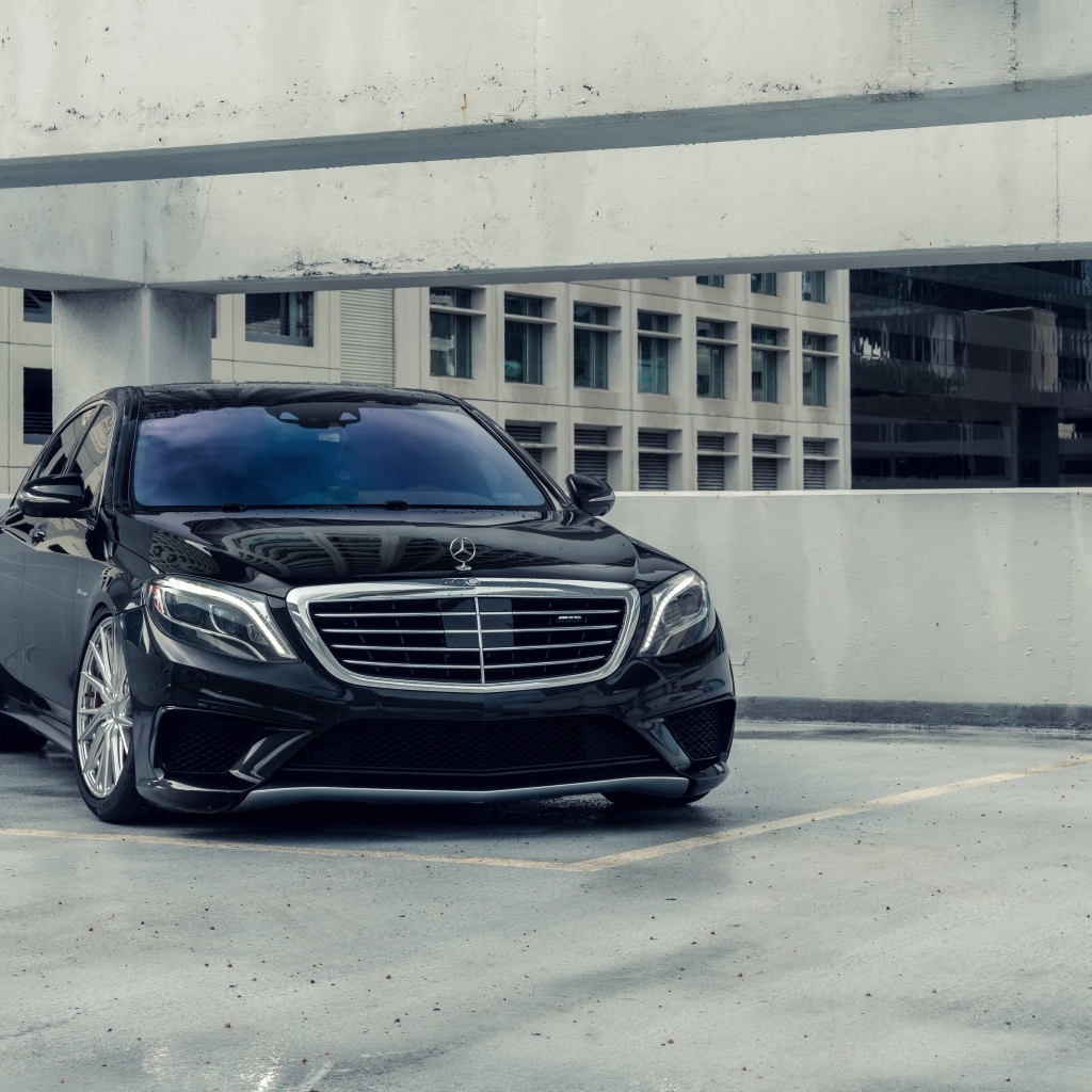 Черный автомобиль Mercedes-Benz S-Coupe S 63 AMG